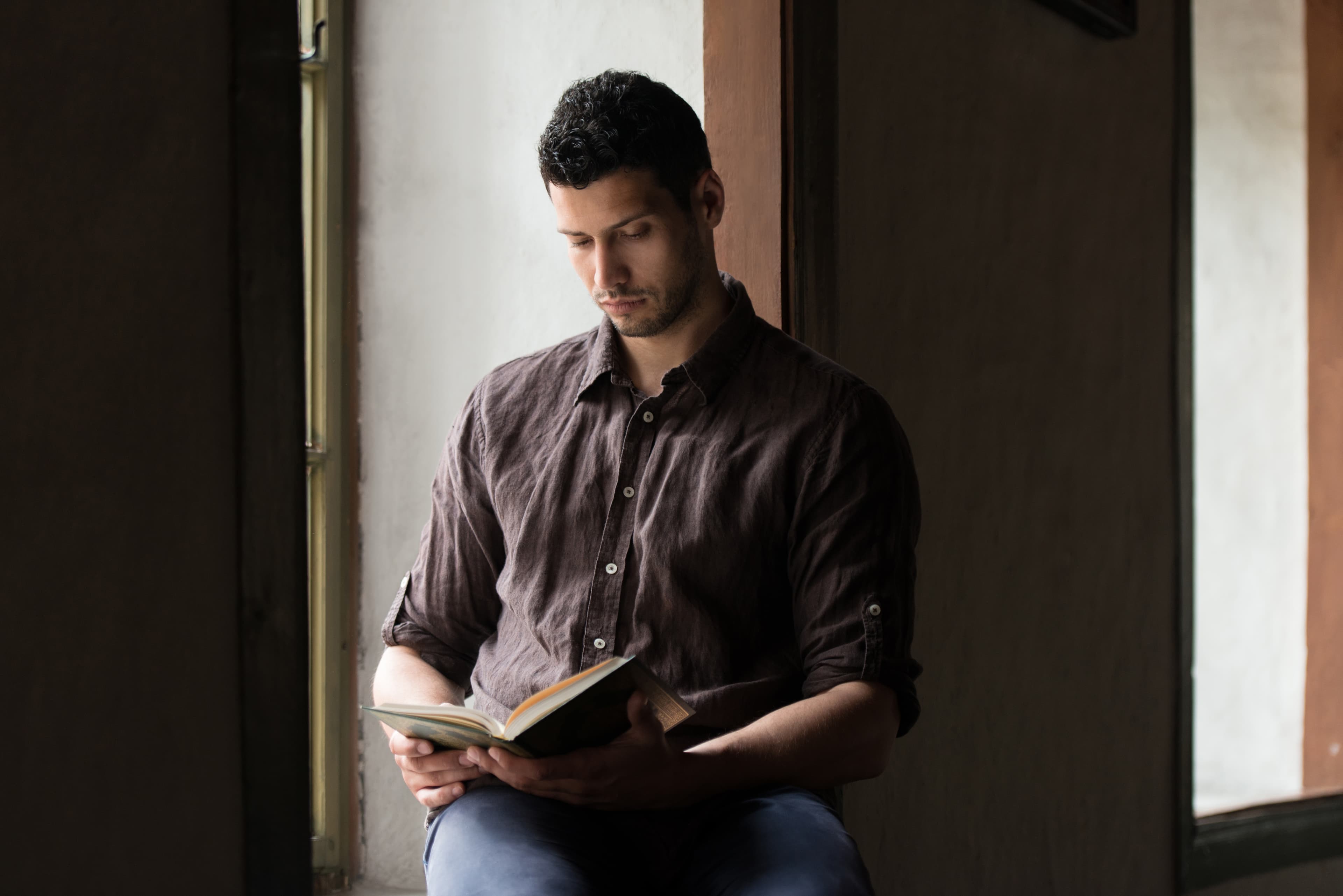 Joven leyendo — busqueda de la verdad